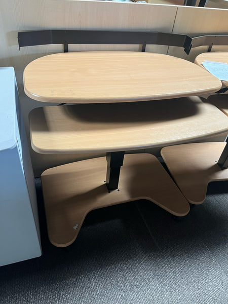 Mobile desk with casters