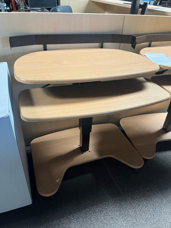 Mobile desk with casters